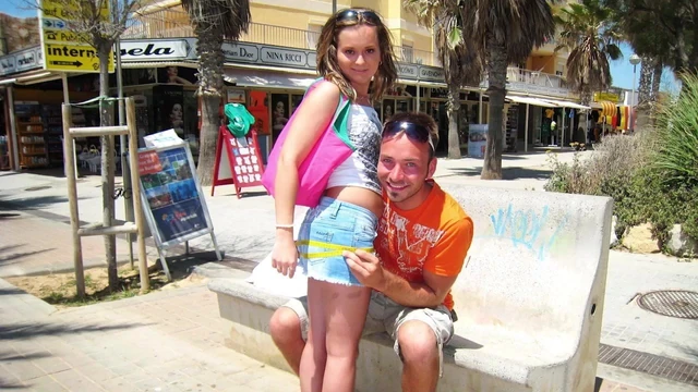 Teenie Strandschlampe auf Mallorca