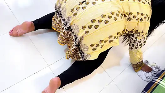 Ateşli anne odasını temizlerken üvey oğlunun yatağının altında kaldı!