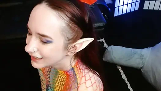 Elf'in yüzüne boşalıyor