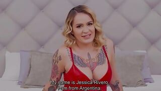 Yessica, belle MILF latina tatouée, fait un casting porno