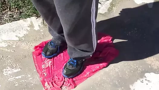 Pembe fuschia 3 elbisesi üzerinde ezin