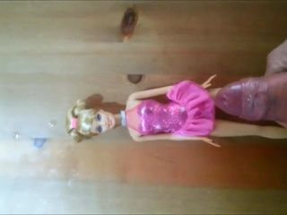 Éjaculation sur la poupée Barbie