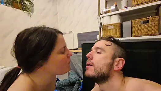 Подруга-милфа мастурбирует сквиртом