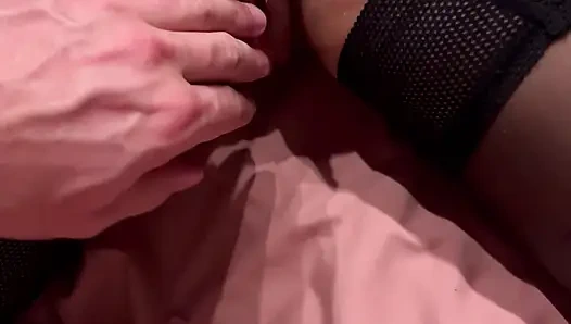 Мачеха расслабилась и решила заглянуть под ее трусики и трахнула ее киску.