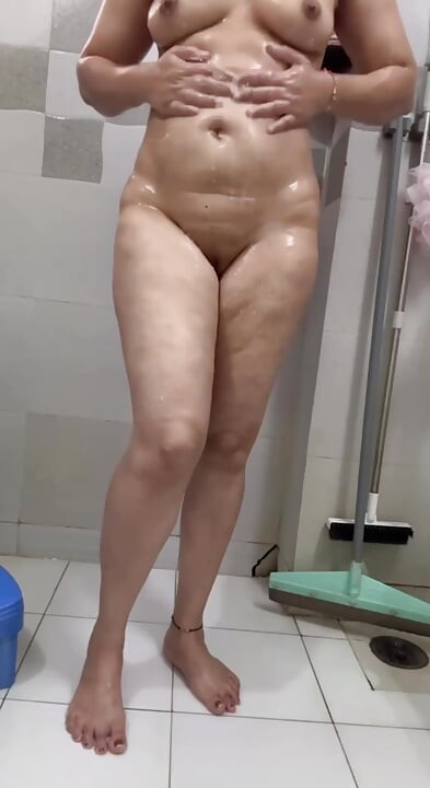 Shaving my wet pussy
