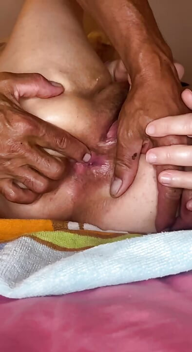 She fingers her ass