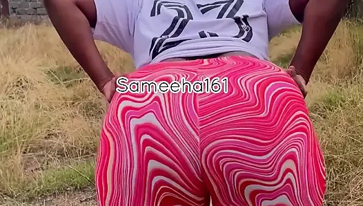 Büyük götlü orta yaşlı seksi kadın twerk yapıyor ve dışarıda yayılıyor - göt sallama derlemesi