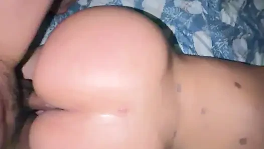 Tetangga pantat besar mengunjungiku dan aku menggilirnya