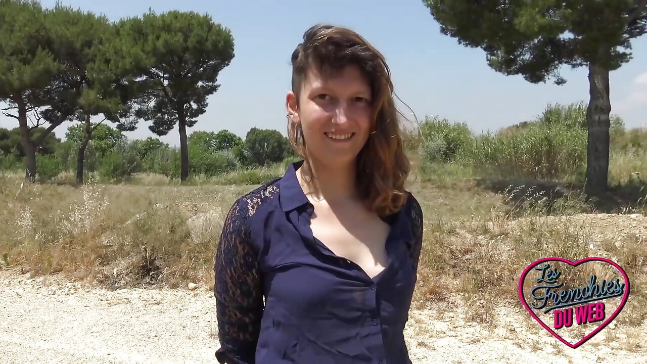 Melany, un pervers obraznic care este futut de doi tipi