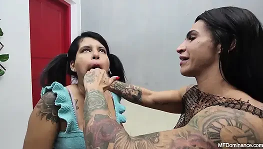 Dominasi Tangan Sara Milf