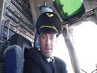 Randy pilot streichelt sexy brünette im cockpit