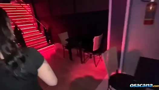 Vollbusiges hottie besucht swingerhaus, um die schwänze von mehreren fremden zu lutschen