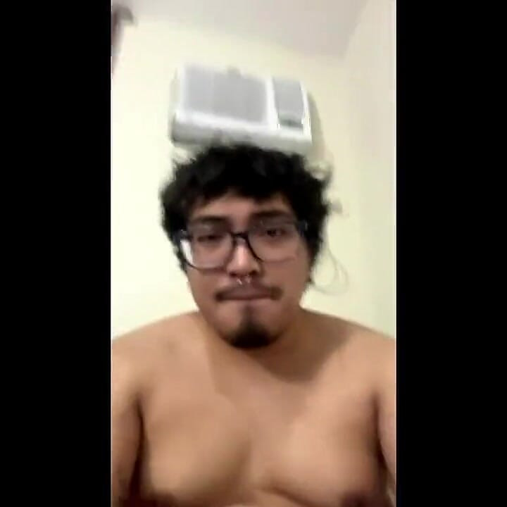 Gordo filipino gordinho de 23 anos vai ao ar na cam2cam com padrasto dirty talk