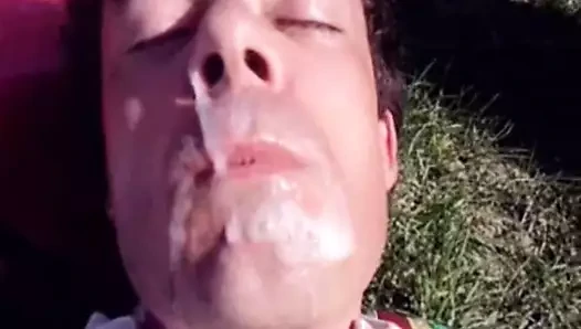 Baba erkeklerin yüzüne boşaltıyor