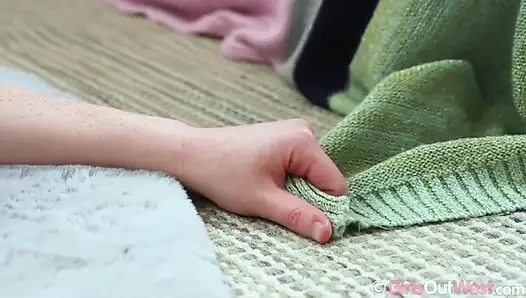 Симпатичной веснушистой рыжей лижет волосатую пизду и трахает пальцами горячая крошка-блондинка