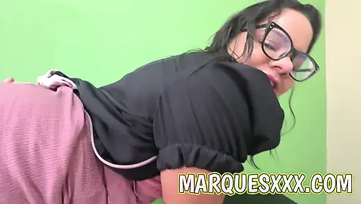 Возбужденная пухлая маникюристка не могла дождаться