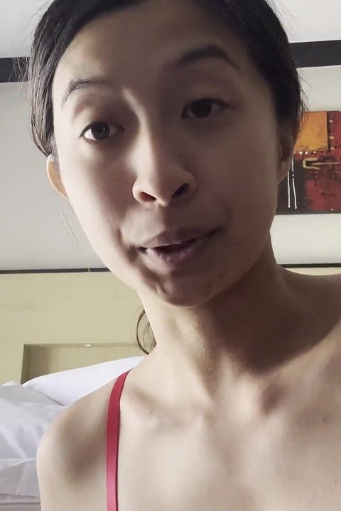 Καυτή Ασιάτισσα σε κόκκινο σατέν