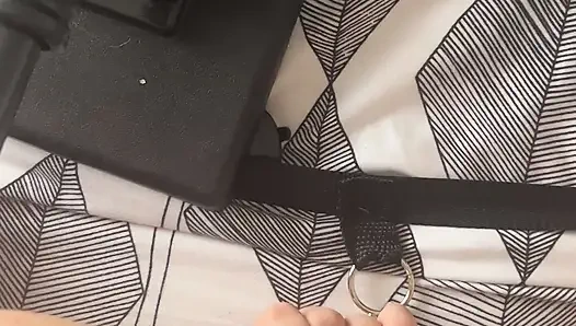 Gırtlağına kadar alıyor ve sakso çekiyor - bdsm