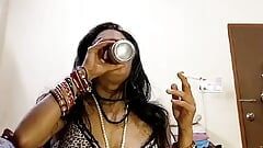Indijska desi svastika uživa u seksu sa igračkom, puši cigaretu – vruće sise, uska pička
