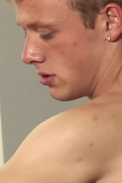 四个饥渴的家伙吹他们的鸡巴并操他们的屁股无鞍风格