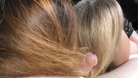 Cewek rambut pirang dan rambut cokelat ngocok kontol