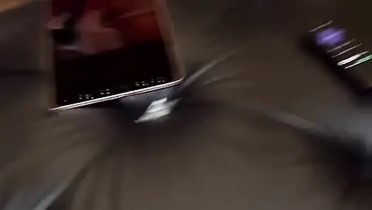 Halsfick-training für trans-puppe vor der orgie