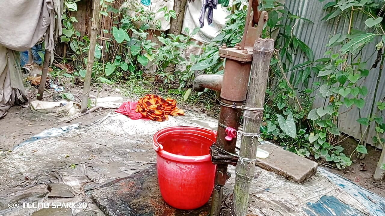 Inesquecível banho ao ar livre em um campo aberto