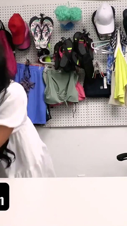 Shoplyfter - בחורה שובבה מנסה לגנוב מחנות הלא נכונה וקצין LP מלמד אותה לקח | קליפ 1
