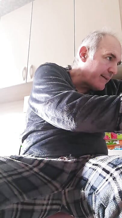 Ein langer Sonntag, an dem ich meinen Schwanz wichste und in die leere Plastikflasche pinkelte