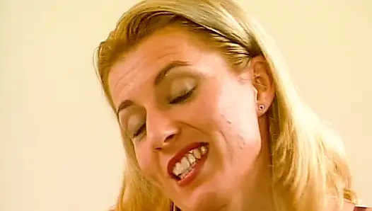 Крошка-блондинка из Германии показывает свое идеальное тело в нижнем белье