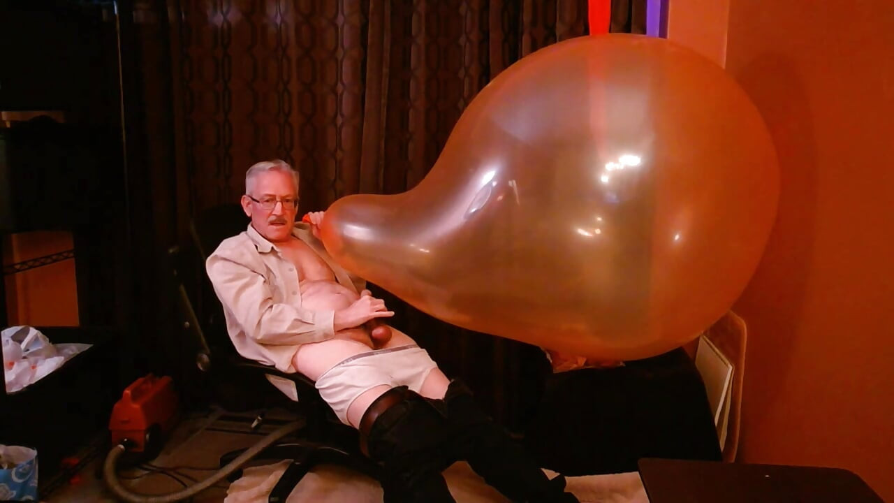 155) Giant Round Balloon Fuck by Kinky Daddy