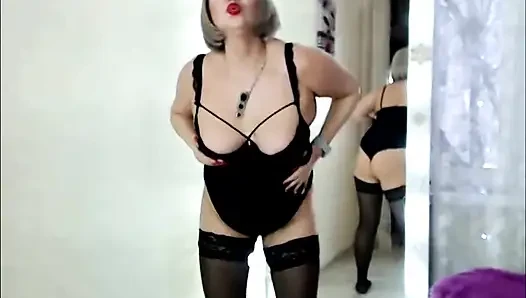 Ein belebender morgentanz von einer reifen russischen webcam-stiefmutter .!. ))
