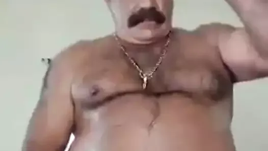 Une moustache mexicaine mature se branle et jouit
