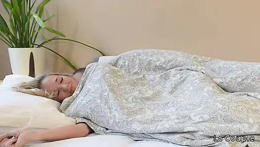 Zusammen aufwachen, ein langsamer, sinnlicher morgen mit einem echten paar