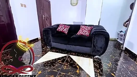 Genç bibi sıkı amcığını esnetiyor büyük bir yarak alıyor