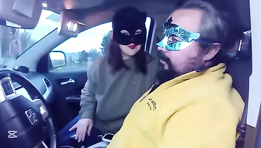 Menampar muka di dalam mobil