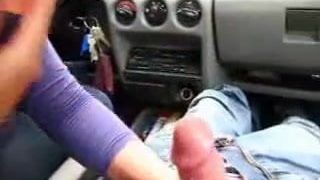 Bonne branleuse! Hanjob-Blowjob im Auto von Opuntia