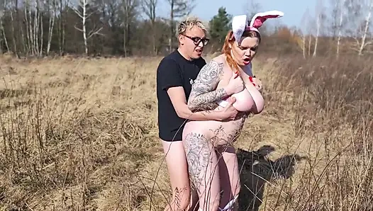 Polonyalı Tavşan Tarlada Sikiliyor. Göğüslerine Boşalana Kadar Yarak Emiyor.