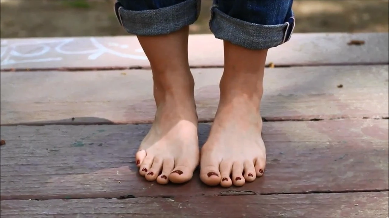 Kaki indah Kristen bell
