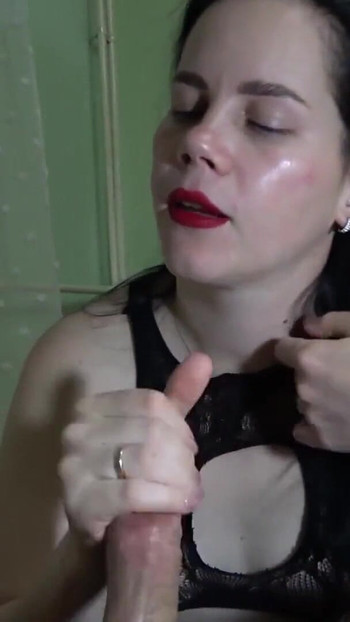 热辣奴隶anna吹箫并被颜射 | 短片 2