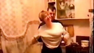 L&#39;alcol russo in cucina si trasforma in sesso