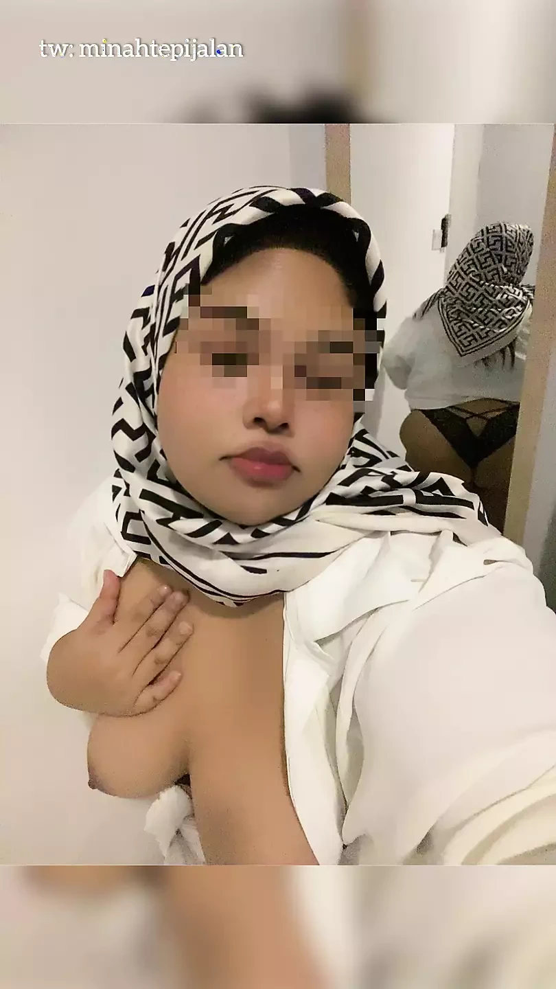 Hijabi girl blow dildo