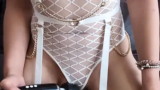 Gadis ini lagi sendirian di rumah