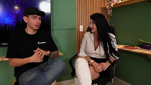 Şehvetli MILF Öğretmen, Müdürün Odasında Partnerimle Benimle Sikişiyor