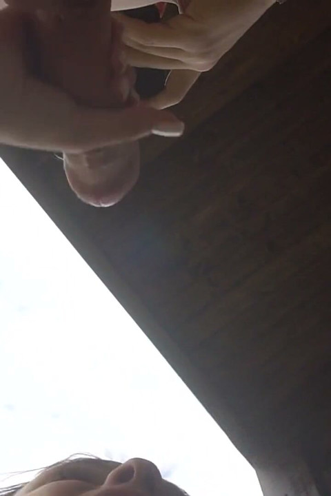 Ela dá uma lambida rápida no pau e um novo lar