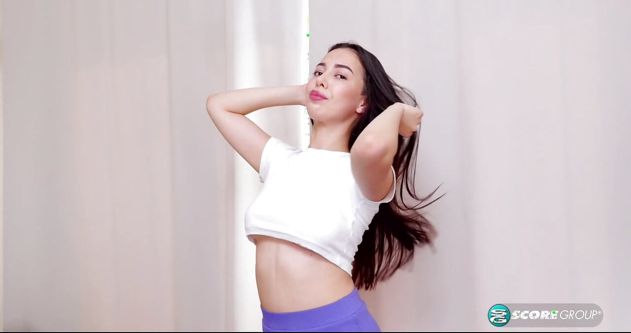 Lola Li, 18, jest klamrą z doskonałymi, dziarskimi kołatami