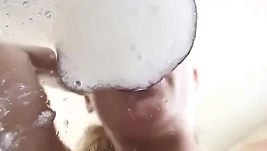 Cewek-cewek hot suka nyepong dan ngentot kontol besar dalam klip pendek