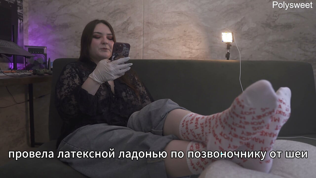 Historia porno SP - Chica con guantes de látex folla a un tío con un strap-on y su coño (ruso, femdom, cunnilingus, pegging)