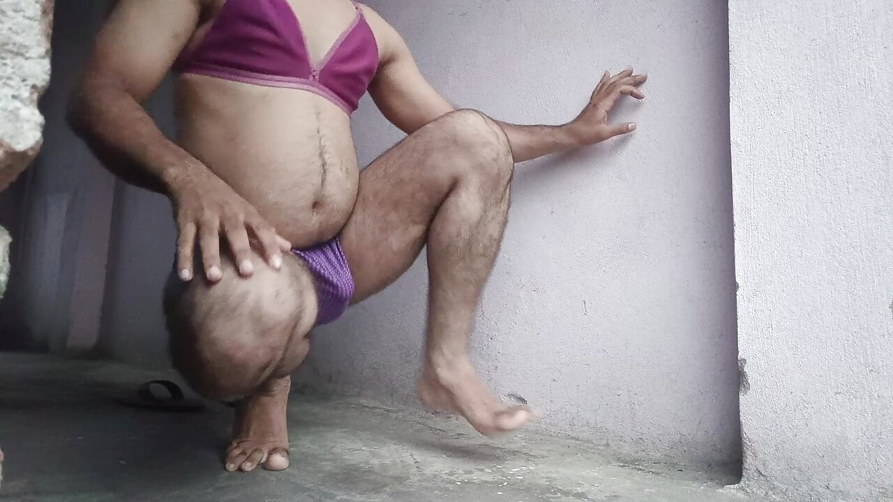Wife ki bra aur underwear pahan liya