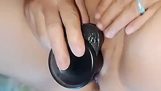 Тоска по моему мужу засовывает хуй.Я так одинока, я мастурбирую, используя дилдо